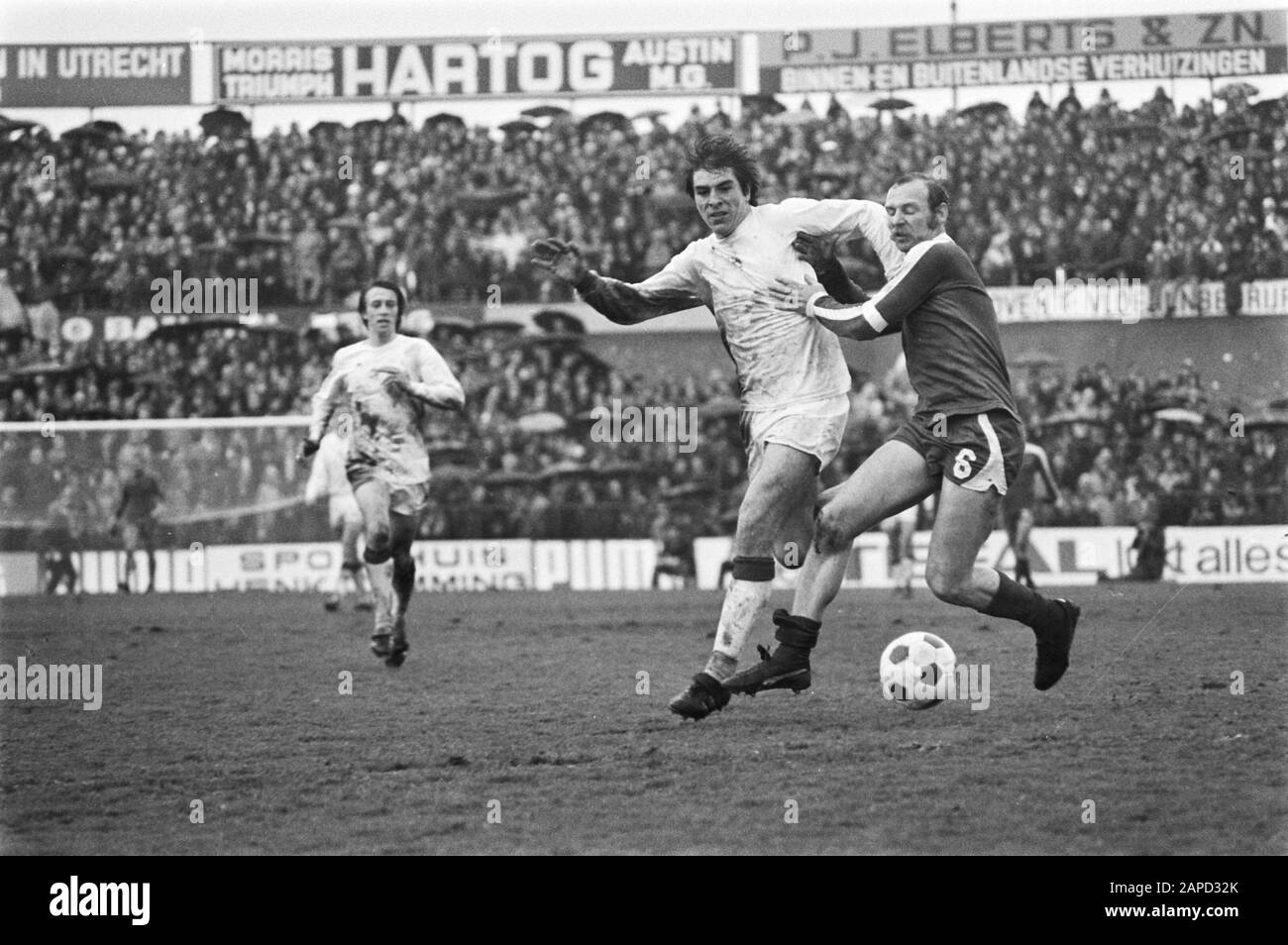 FC Utrechter - Ajax 0-2 Beschreibung: Ajacied Johnny Dusbaba (l) wird von Marco Cabo aus dem Ball geworfen Datum: 3. April 1977 Ort: Utrechter, Utrechter Schlüsselwörter: Eredivisie, Sport, Fußball Personenname: Cabo, Marco, Dusbaba, Johnny Institution Name: AJAX Stockfoto