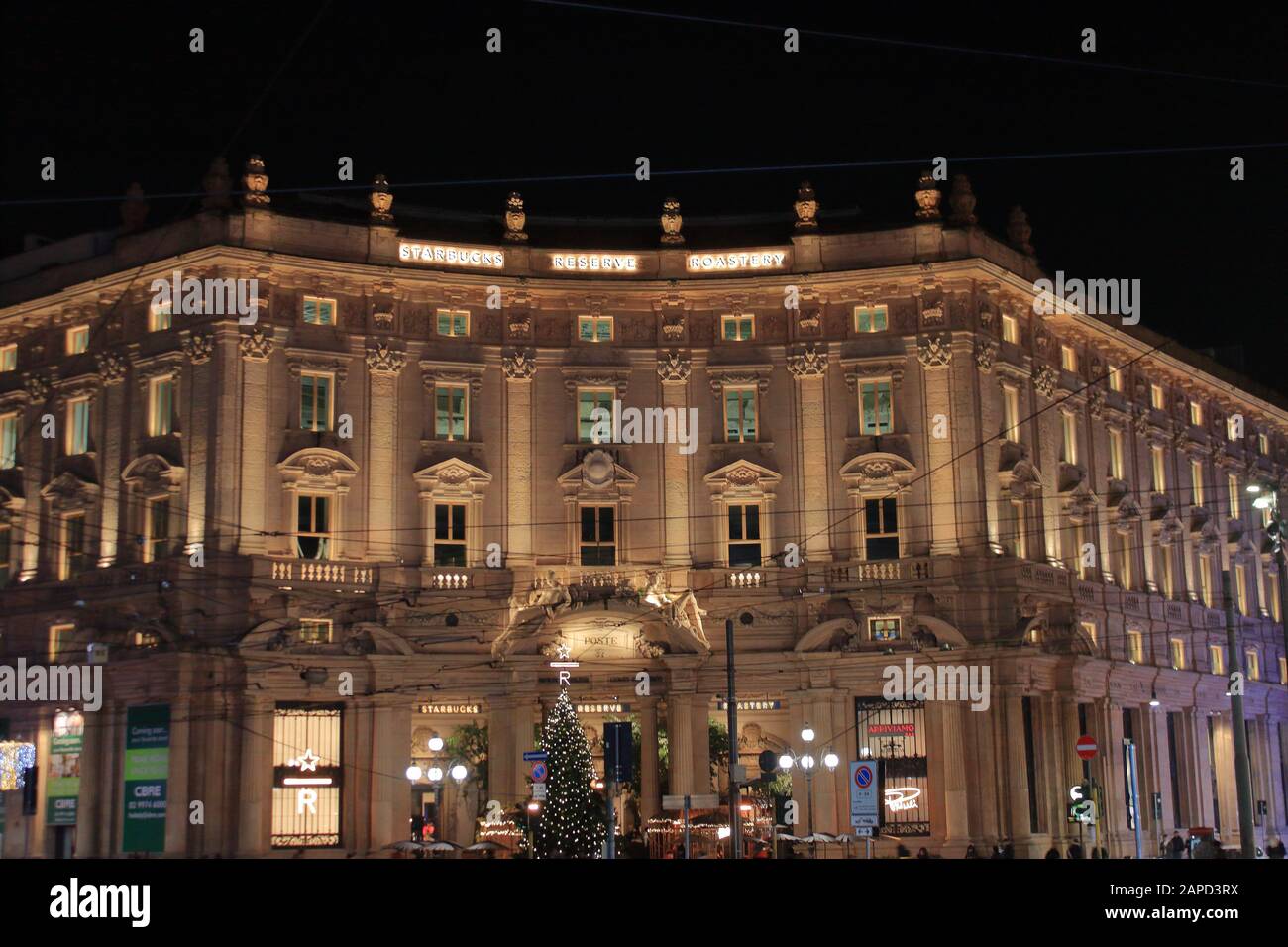 Starbucks Reservestube liegt in Mailand in einem wundervollen Palast im Stil der Freiheit, der alten Poststation des Viertels San Babila. Stockfoto