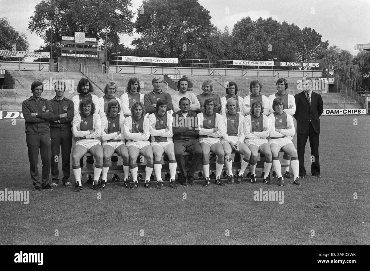 AJAX präsentiert A-Auswahl für die nächste Saison, steht von links Jan Daan (Hilfstrainer), Van Gorp (Physiotherapeut), Barry Hülshoff, Horst Blankenburg, Pim van Dord, Peter Jager, Heinz Stuy, Piet Writers, Wim Suurbier, Jan Mulder, Ruud Krol, Hans Kraay (Trainer) Sitzungsseite: Arie Haan, Johnny Rep, Henk van Santen, Gerrie Mühren, Bob Haarms (Assistenztrainer), Piet Keizer, Ruud Geels, Arnold Mühren, Johnny Dusbaba, Datum: 6. August 1974 Ort: Amsterdam Schlüsselwörter: Elftallen Gruppenporträts, Fußball, Fußballer-Institution Name: AJAX Stockfoto