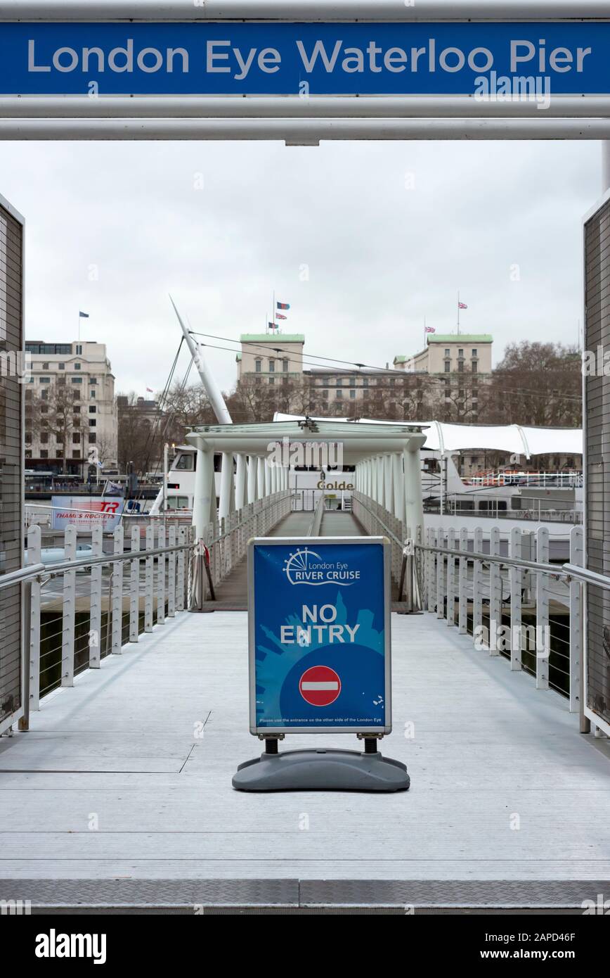 Kein Zutrittsschild und keine Personen auf dem leeren Bahnsteig des London Eye Waterloo Pier an einem stumpfen bewölkten Tag in South Bank, London, Großbritannien ab 2020 Stockfoto