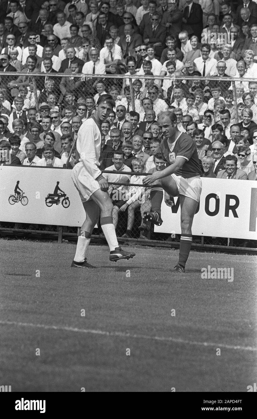 AJAX gegen Anderlecht. Nummer 28 Hulshof (??) in Aktion Datum: 6. August 1967 Schlagwörter: Sport, Fußball Personenname: Anderlecht, Hulshof Institutionenname: AJAX Stockfoto