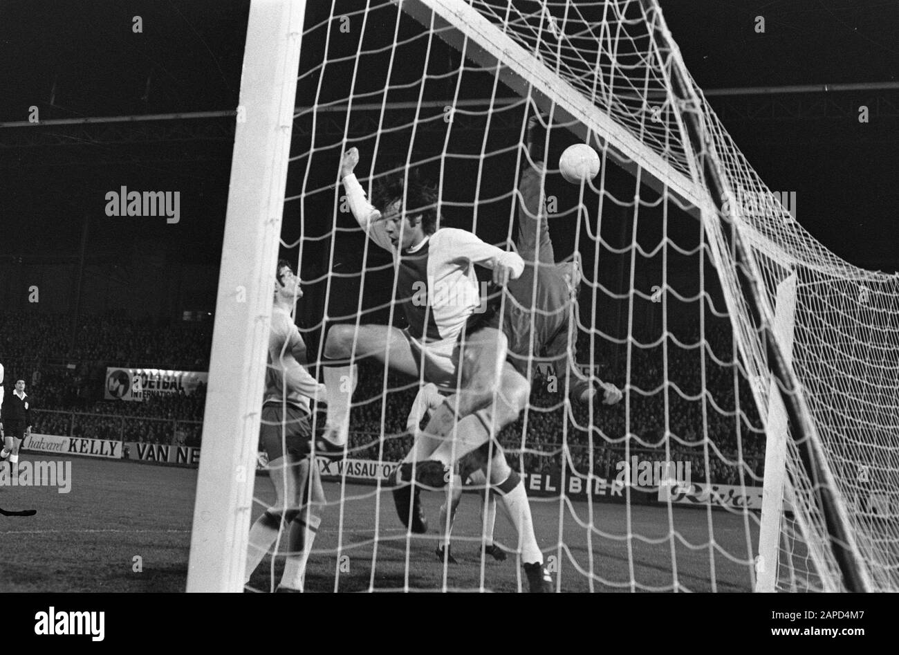 AJAX gegen Arsenal 2-1, Viertelfinale Europacup I; Van Dijk im Duell mit Torhüter Wilson Datum: 8. März 1972 Schlagwörter: Sport, Fußball-Institution Name: Arsenal Stockfoto