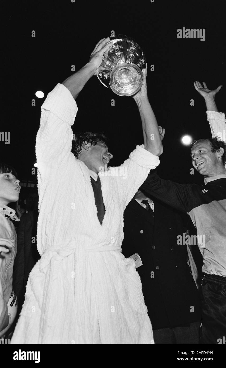 AJAX gegen AZ67 KNVB-Pokalfinale 1-3; AZ-Spieler mit dem Pokaldatum: 28. Mai 1981 Schlagwörter: Cups, Sport, Name der Fußballeinrichtung: AZ'67 Stockfoto