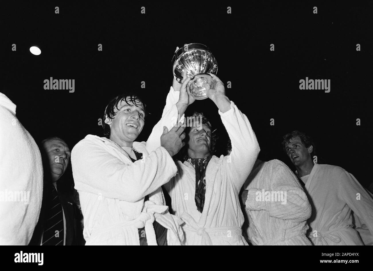 AJAX gegen AZ67 KNVB-Pokalfinale 1-3; AZ-Spieler mit d-Cup-Datum: 28. Mai 1981 Schlagwörter: Cups, Sport, Name der Fußballeinrichtung: AZ'67 Stockfoto