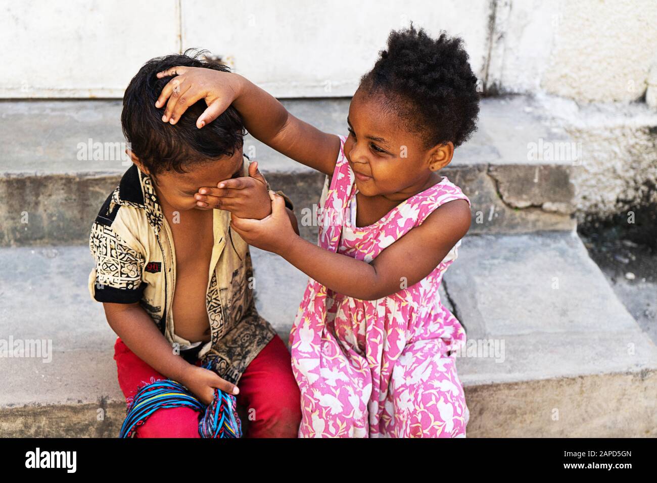 Tansania, Sansibar - 21. Januar 2020: Afrikanische Kinder, die für ein Foto spielen und posieren. Stockfoto