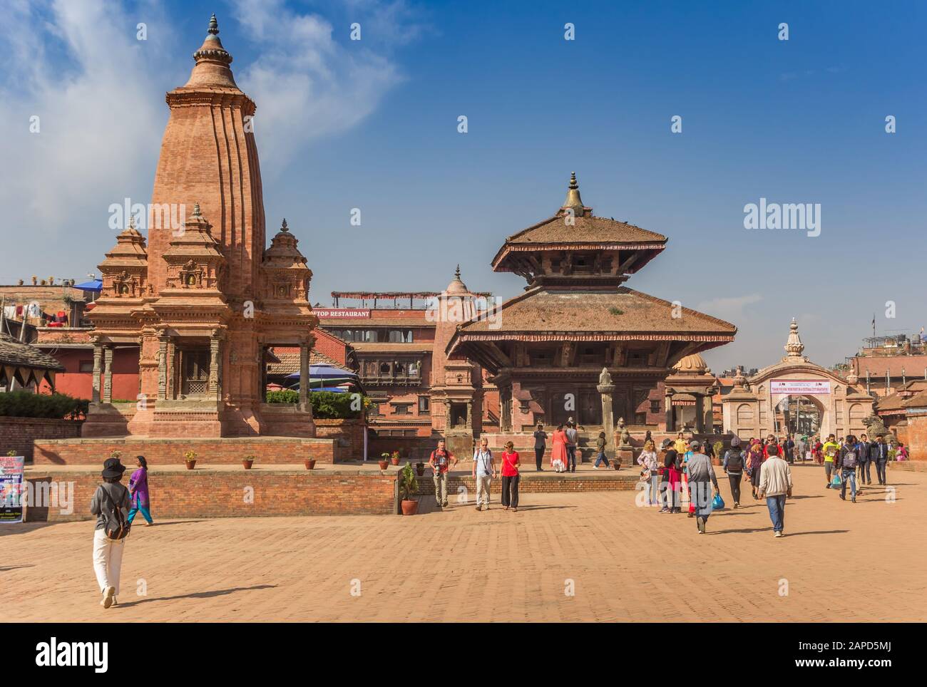 Touristen und Tempel auf dem Durbar-Platz in Bhaktapur, Nepal Stockfoto