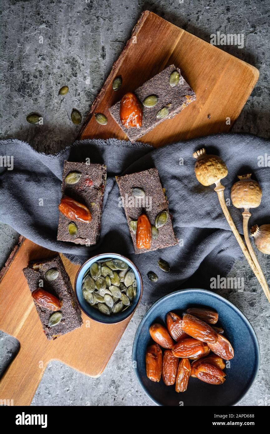 Hausgemachter gesunder Snack, Mohn, Energiebars mit getrockneten Aprikosen, Datteln, Kürbissamen, Buchweizen und Honig Stockfoto