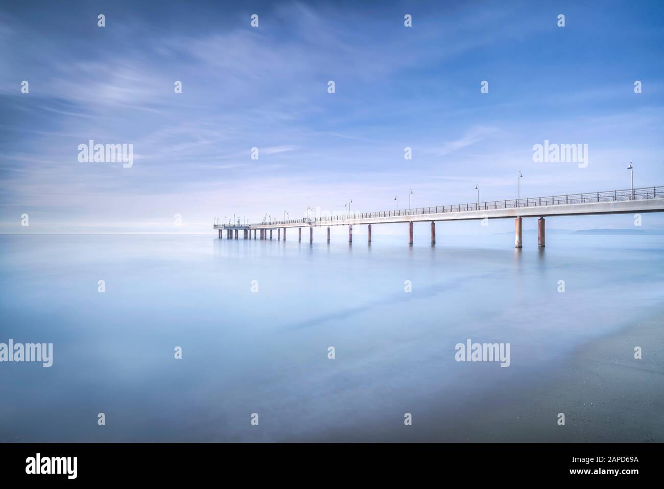 Pier oder Steg, der Strand und das Meer von Marina di Pietrasanta. Versilia Lucca Toskana Italien Stockfoto