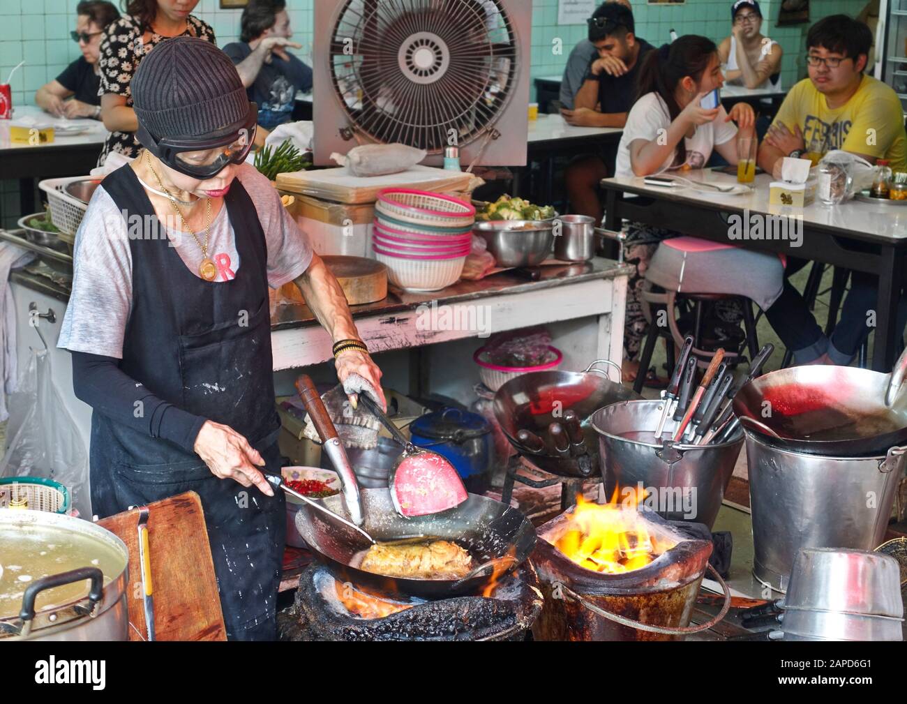 Jay Fai wurde in Bangkok erste Straße Garküche im Jahr 2018 mit einem Michelin Stern ausgezeichnet zu werden. Verehrt von lokalen und ausländischen Feinschmecker ist Supinya Junsuta. Stockfoto