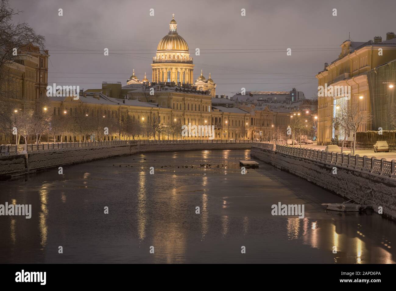 Dezember in Sankt Petersburg, Russland statt. Die Kathedrale von St. Isaac und der Fluss Moyka nach Schneefall in der Dunkelheit am frühen Morgen Stockfoto