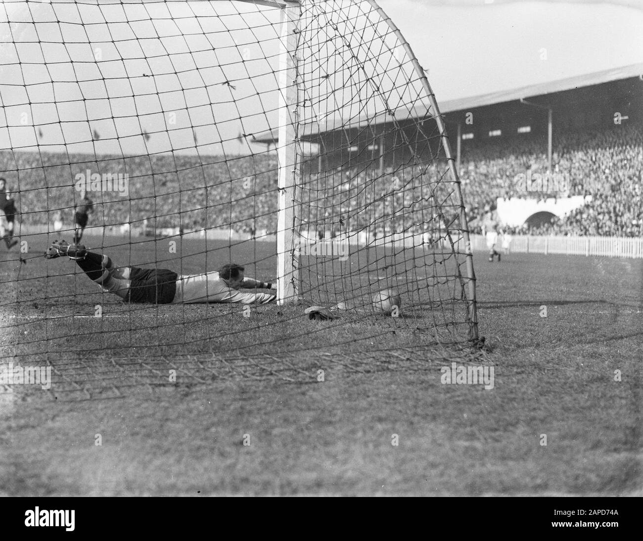 Belgien - Niederlande 1-1. Spielmoment: Ball geht neben Belgischer Toranmerkung: Das Foto ist von früherem Datum als die Anmeldung in der Foto-Verwaltung 9-12-1948 Datum: 14. März 1948 Ort: Antwerpen Schlagwörter: Fußball Stockfoto