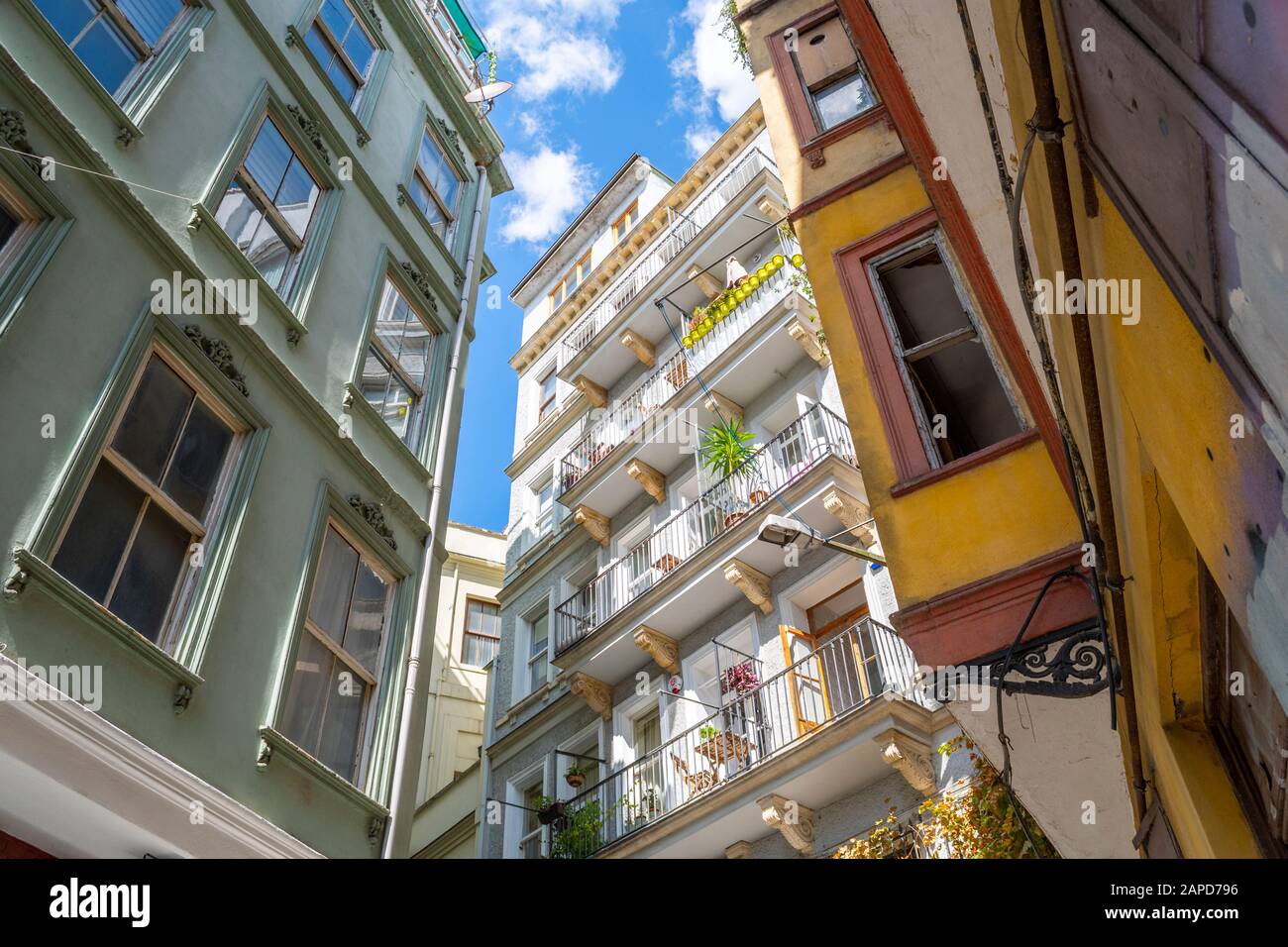 Blick nach oben zum blauen Himmel in einem überfüllten neueren Wohngebiet von Apartmenthäusern im Karakoy-Abschnitt von Istanbul, Türkei. Stockfoto