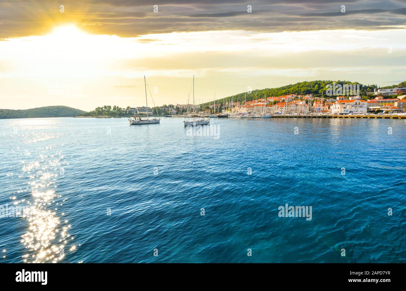 Ein kleines Dorf, das Meer und die Inseln in der Nähe von Korculat und Dubrovnik an der Dalmatinischen Küste Kroatiens am späten Nachmittag vom Boot aus Stockfoto