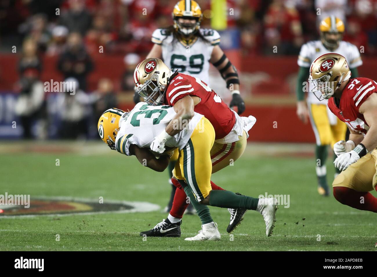 San Francisco 49ers Middle Linebacker Fred Warner (54) tackles Green Bay Packers, die Aaron Jones (33) während des NFL Football NFC Championship Game, Sonntag, 19. Januar 2020, in Santa Clara, Kalifornien Zurücklaufen. Die 49ers besiegten die Packers 37-20, um in den Super Bowl vorzudringen. (Foto von IOS/ESPA-Images) Stockfoto