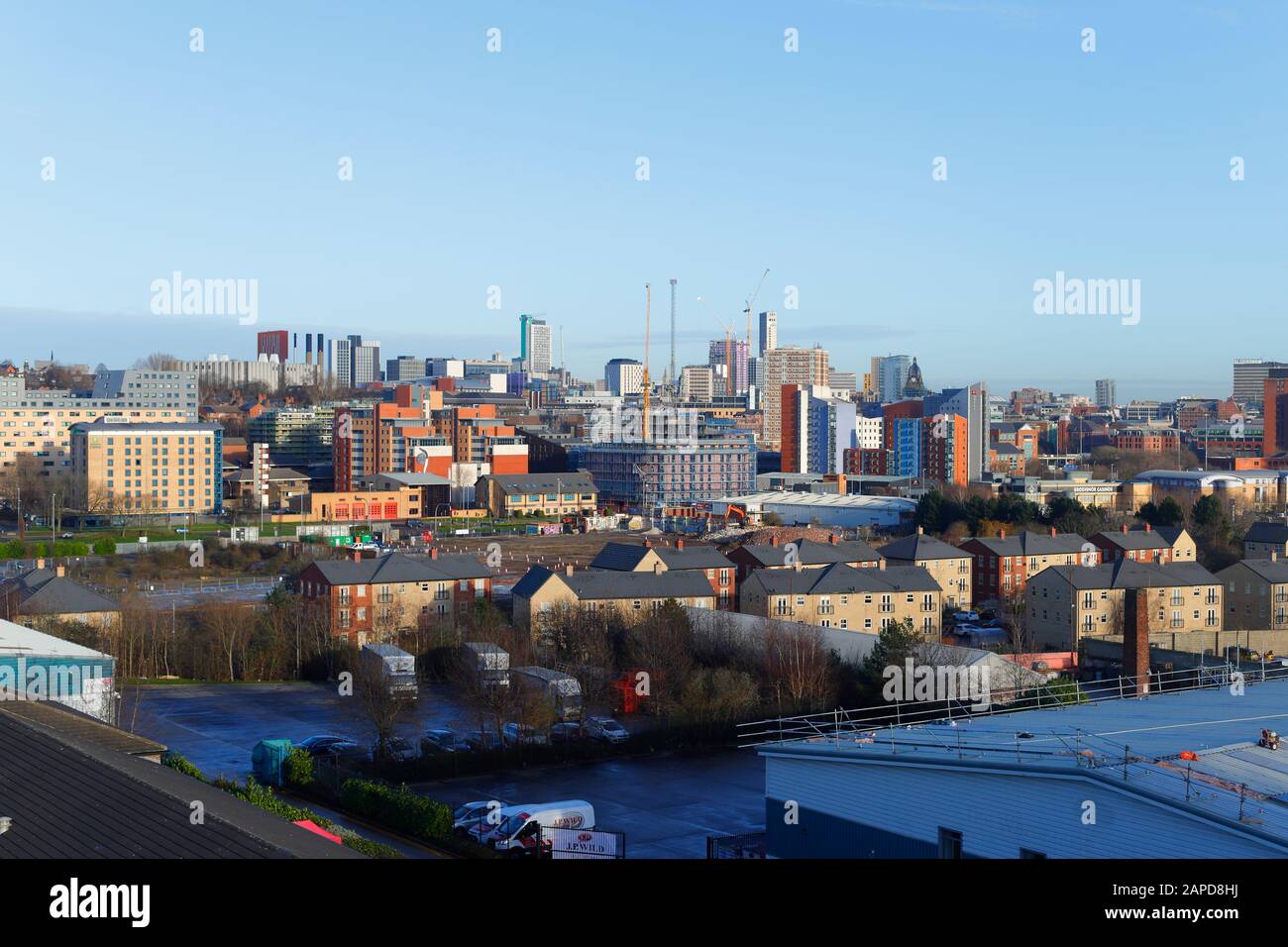 Die Skyline von Leeds stammt von einem 65ft Kirschpflücker in Armley Stockfoto