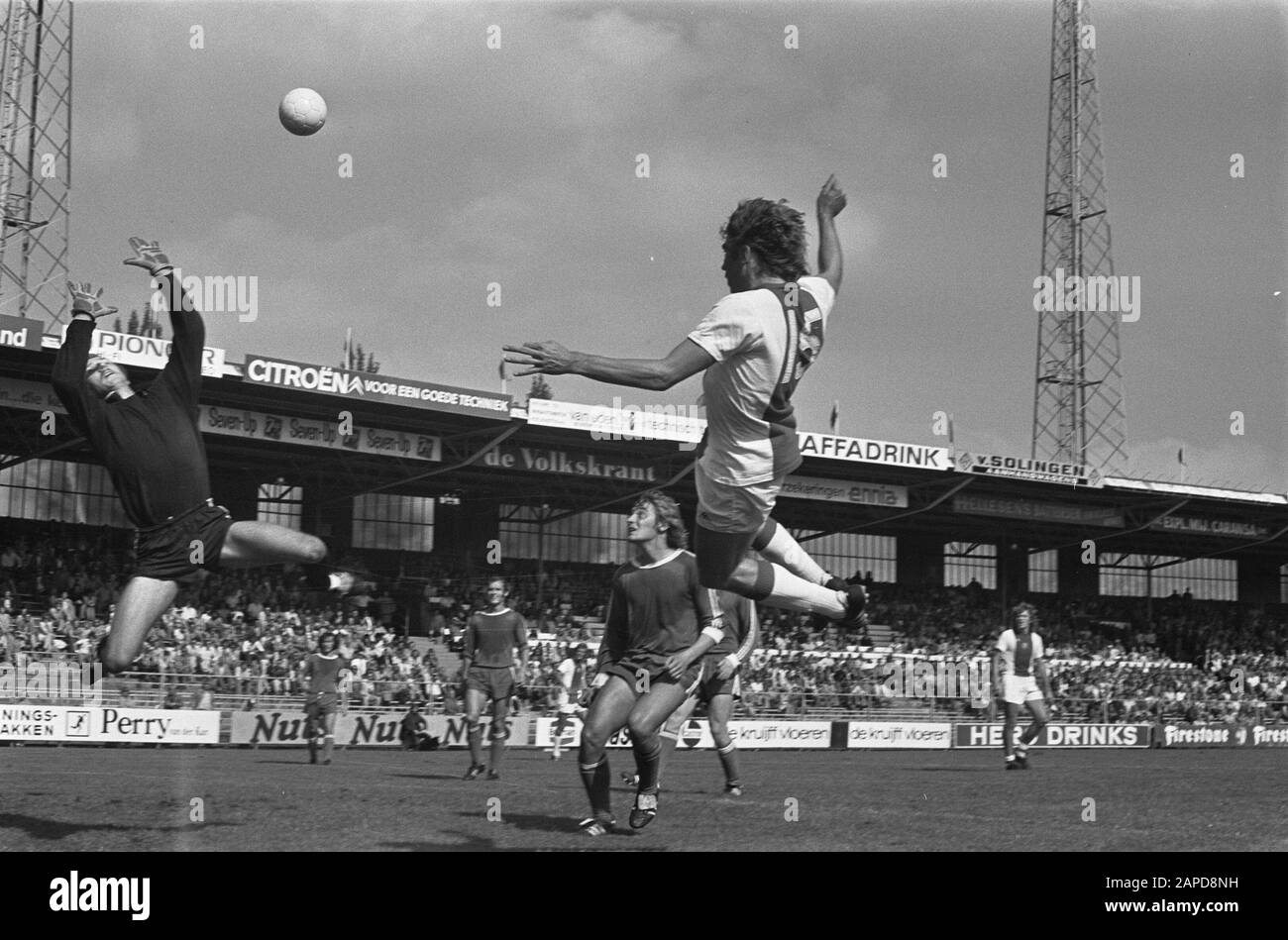 AJAX gegen Hertha BSC 3-1, Übungsspiel; Jan Mulder und Torhüter Zander in Aktion Datum: 25. August 1974 Ort: Amsterdam Schlagwörter: Sport, Fußball Personenname: Mulder, Jan Institution Name: AJAX Stockfoto