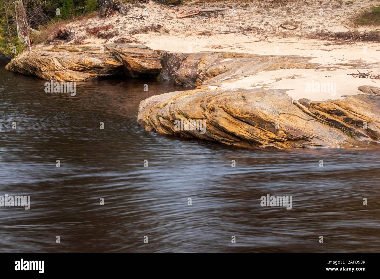 Aktueller Passing Carved Rock Outcropping am Miners Beach, Munising, Michigan Stockfoto