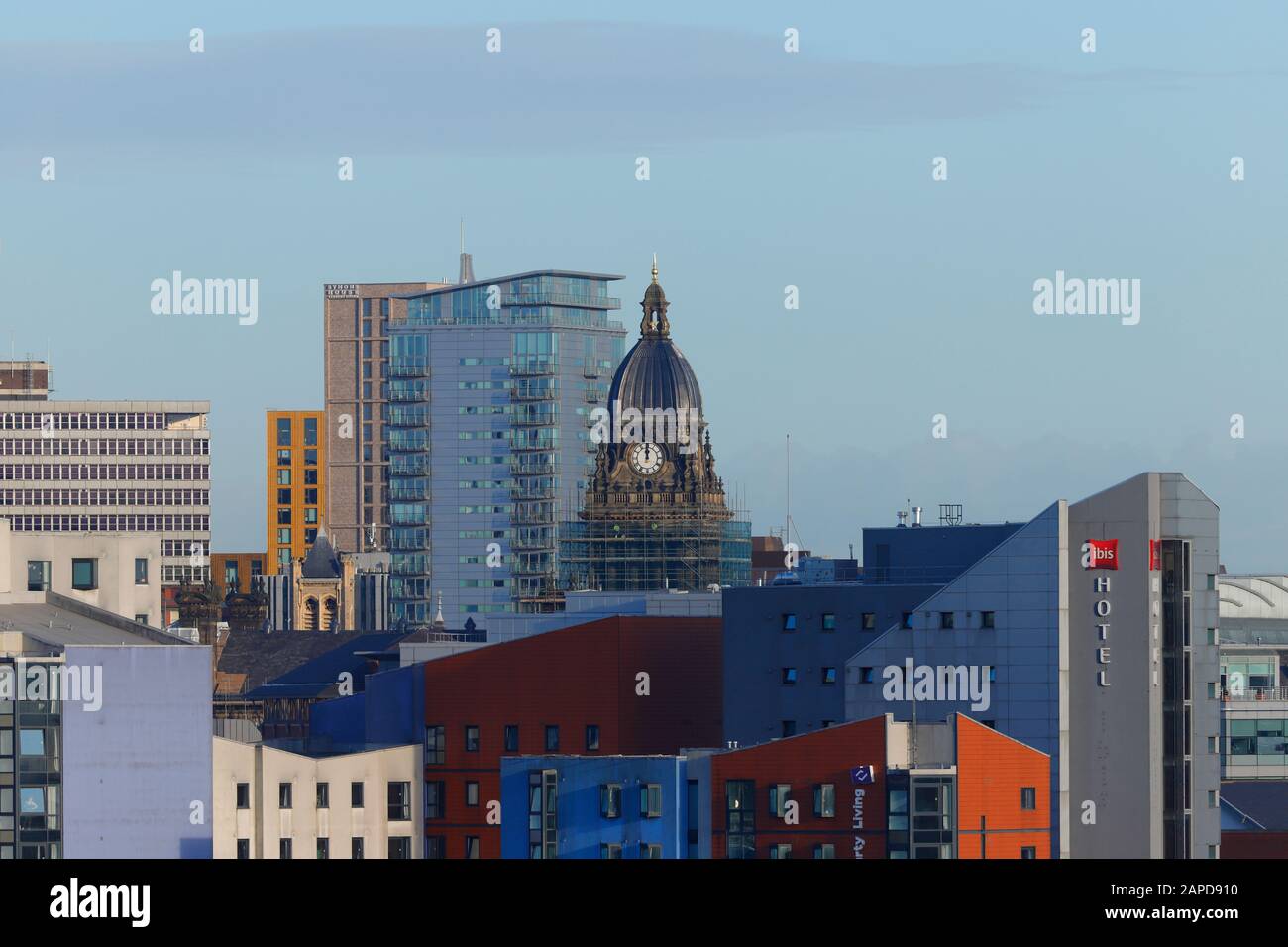 Das Rathaus von Leeds dominiert die Skyline im Stadtzentrum von Leeds. Stockfoto