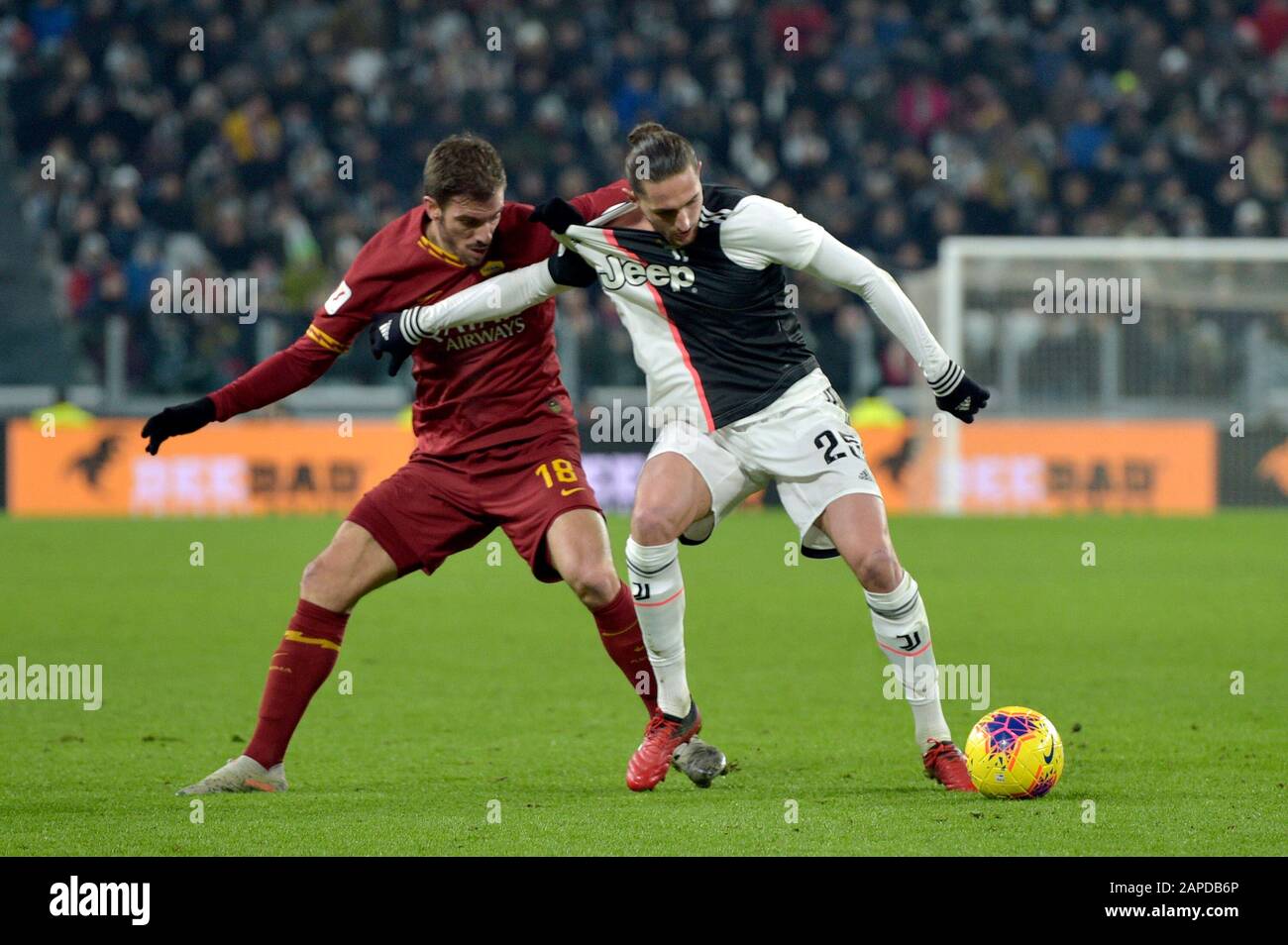 Allianz Stadium, Turin, Italien. Januar 2020. COPPA Italia Football, Juventus gegen Roma; Davide Santon von AS Roma von Adrien Rabiot von Juventus Credit: Action Plus Sports/Alamy Live News Stockfoto