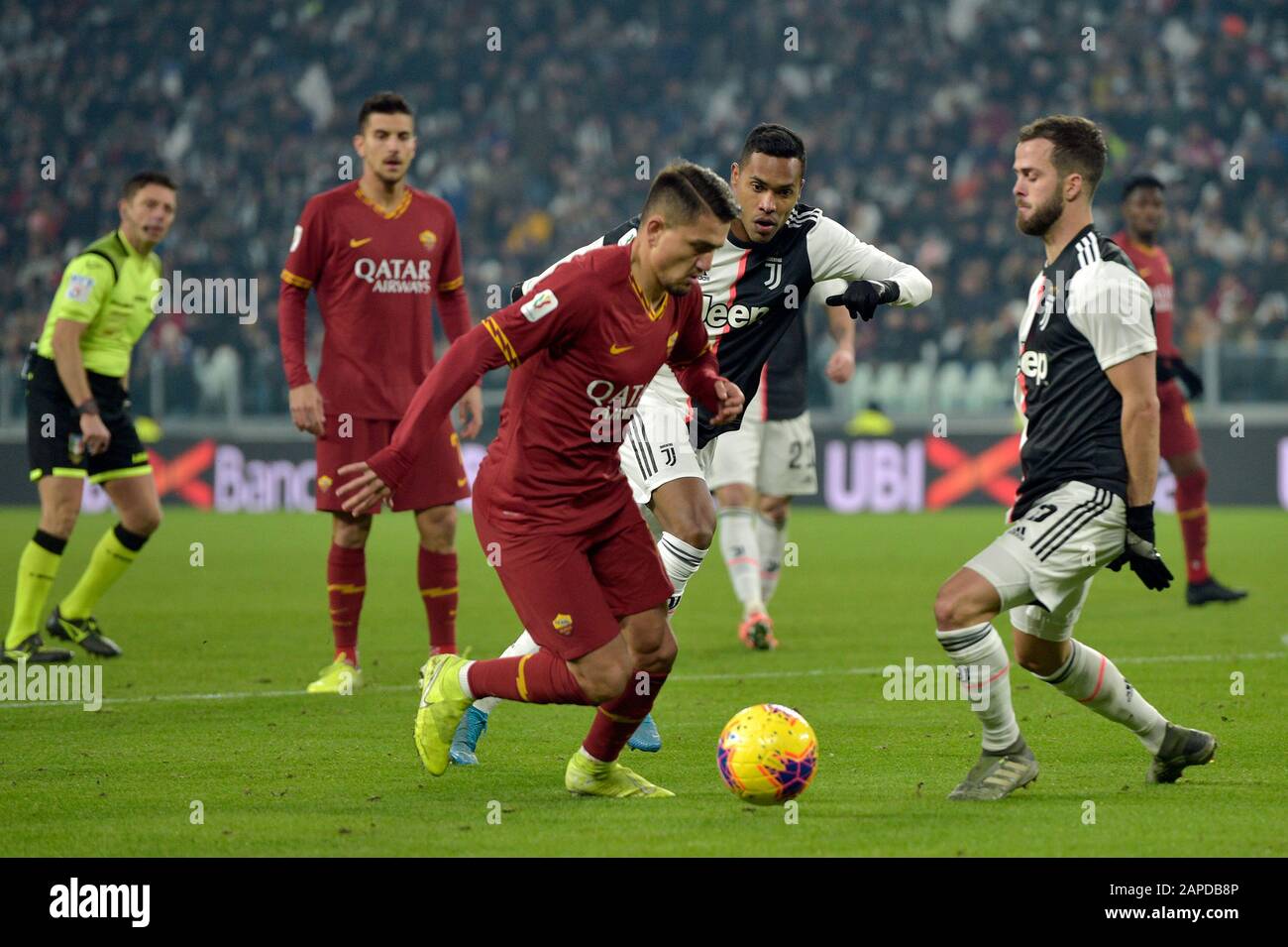 Allianz Stadium, Turin, Italien. Januar 2020. COPPA Italia Fußball, Juventus gegen Roma; Cengiz Unter AS Roma geht an Miralem Pjanic von Juventus im Juventus Box Credit: Action Plus Sports/Alamy Live News vorbei Stockfoto