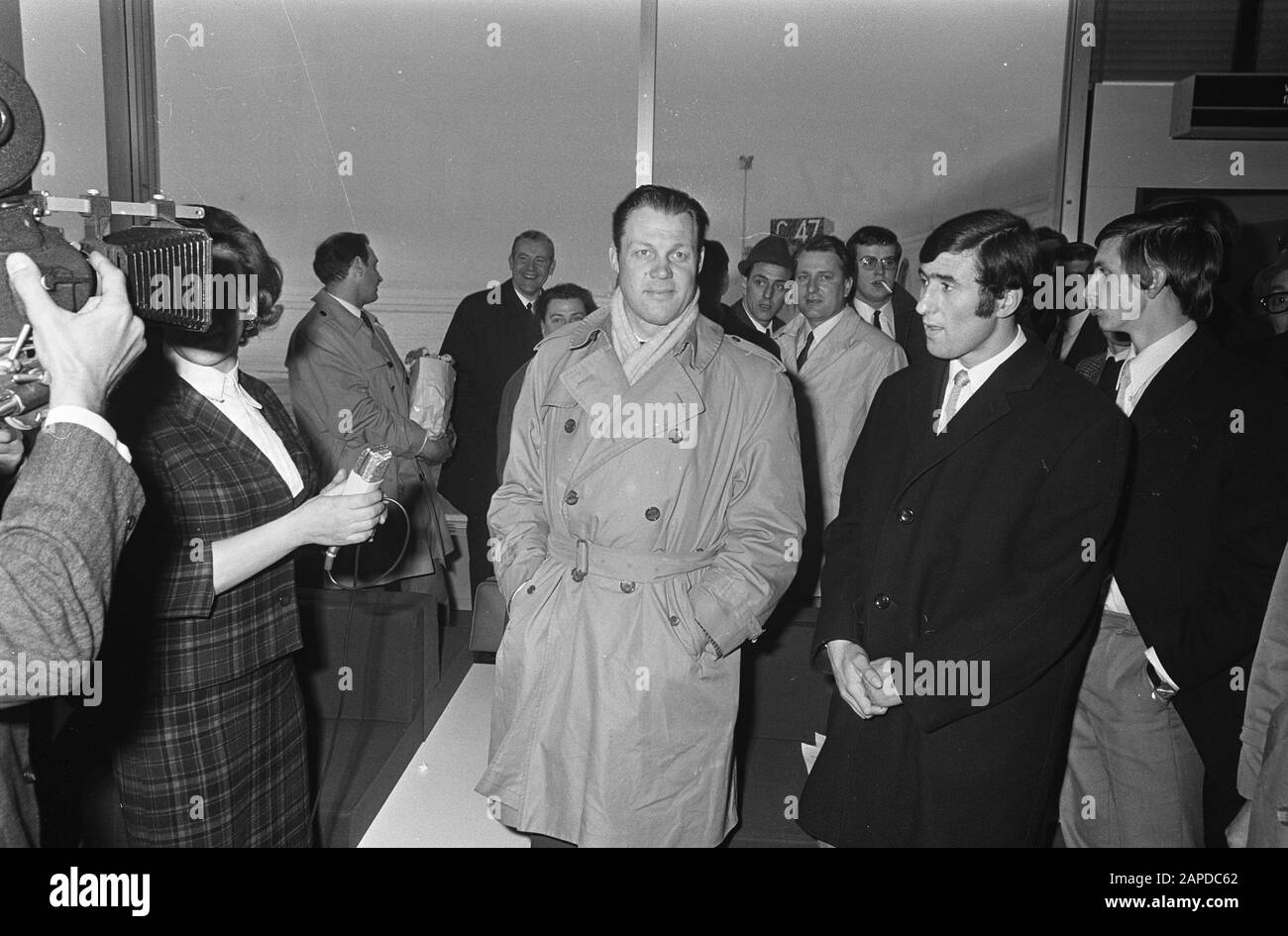 AJAX zurück aus Lissabon auf Schiphol von Michels, Sjaak Swart und Johan Cruijff auf dem Weg zur Ankunftshalle Datum: 20. Februar 1969 Ort: Noord-Holland, Schiphol Schlüsselwörter: An- und Abflughallen, Trainer, Fußballer persönlicher Name: Cruijff, Johan, Michels, Rinus, Swart, Sjaak Stockfoto