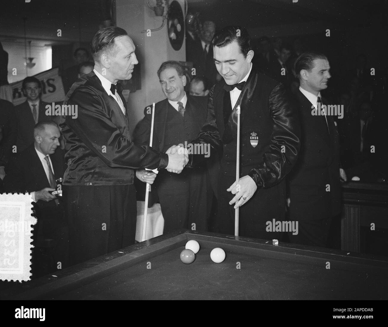Billardband stanzt. Cees van Oosterhout zum Durchschlag. Bert Tegelaar beobachtet. Datum: 4. März 1956 Schlagwörter: Billard, Name der Sportperson: Ooster Cees van, Tegelaar Bert Stockfoto