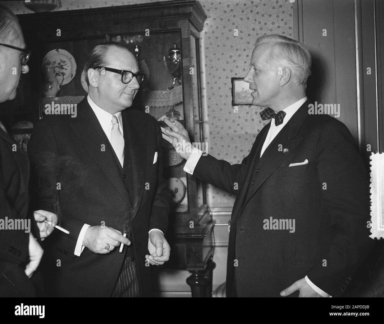 Der deutsche Außenminister Heinrich von Brentano besucht den Bürgermeister von Amsterdam d'Ailly Datum: 8. März 1956 Ort: Amsterdam, Noord-Holland Schlüsselwörter: Besuche, Bürgermeister, Minister persönlicher Name: Ailly, d, Brentano, Heinrich von Stockfoto
