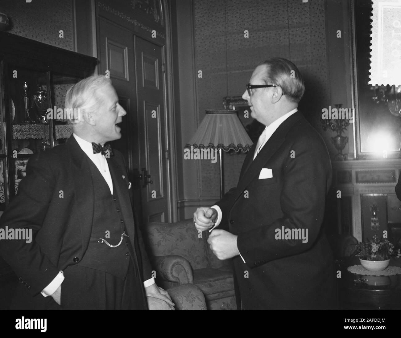 Der deutsche Außenminister Heinrich von Brentano besucht den Bürgermeister von Amsterdam d'Ailly Datum: 8. März 1956 Ort: Amsterdam, Noord-Holland Schlüsselwörter: Besuche, Bürgermeister, Minister persönlicher Name: Ailly, d, Brentano, Heinrich von Stockfoto