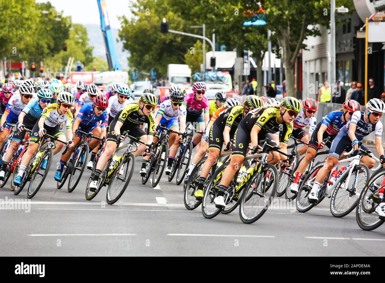 Fahrer, die in Stufe 4 der Tour Der Frauen Unter den Straßen von Adelaide Australien antreten. Stockfoto