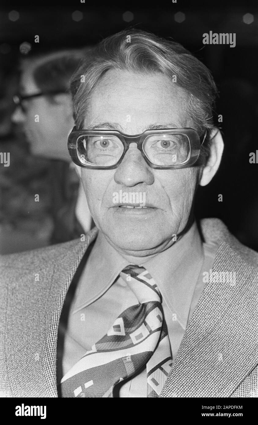 Albert Schweitzer gedenkt im Tropenmuseum in Amsterdam Prof. dr. Reinout Bakker (KOP) Datum: 9. November 1974 Ort: Amsterdam, Noord-Holland Schlagwörter: Gedenkfeiern Personenname: Albert Schweitzer Institutionenname: Tropenmuseum Stockfoto