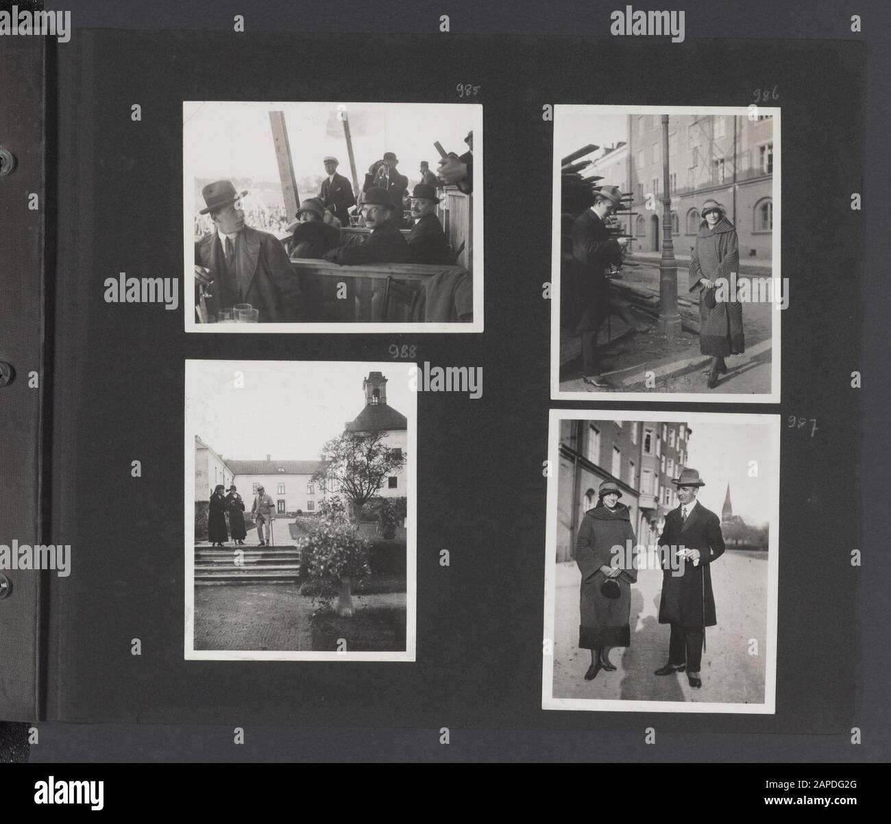 Fotoalbum Fisherman: Skandinavien, Schweiz, Niederlande, Indien Beschreibung: Albumblad mit vier Fotos. Oben links: Jenny Visser-Hooft bei Pferderennen, wahrscheinlich in Schweden; oben rechts und unten rechts: Jenny Visser-Hooft mit Baron De vos van Steenwijk, wahrscheinlich in Schweden; unten links: Eine Gruppe auf den Stufen von Schloss Rydboholm von Graf Brahe in Schweden Datum: 1924 Ort: Schweden Schlüsselwörter: Schlösser, Pferderennen persönlicher Name: Visser-Hooft, Jenny, Fox van Steenwijk, [...] Baron von Stockfoto