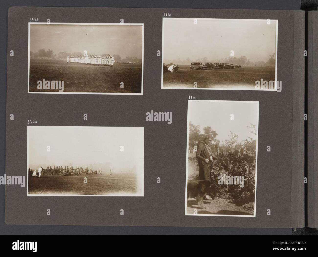 Fotoalbum Fisherman. England, Italien, British Indies Beschreibung: Albumblad mit vier Fotos. Links oben: Ein Geschwader während einer Parade. Oben rechts: Fünf Limousinen hintereinander während einer Parade. Links unten: Die Feldartillerie geht während einer Parade vorbei. Unten rechts: Jenny Visser-Hooft mit ihrem Hund Patiala. Anmerkung: Der Hund Patiala, ein tibetischer Mastiff, war ein Geschenk des Maharaja von Patiala an Jenny Visser-Hooft. Datum: 1. Oktober 1931 Ort: Britisch-Indien Schlagwörter: Artillerie, Autos, Hunde, Infanterie, Militärparaden persönlicher Name: Visser Hooft, Jenny Stockfoto