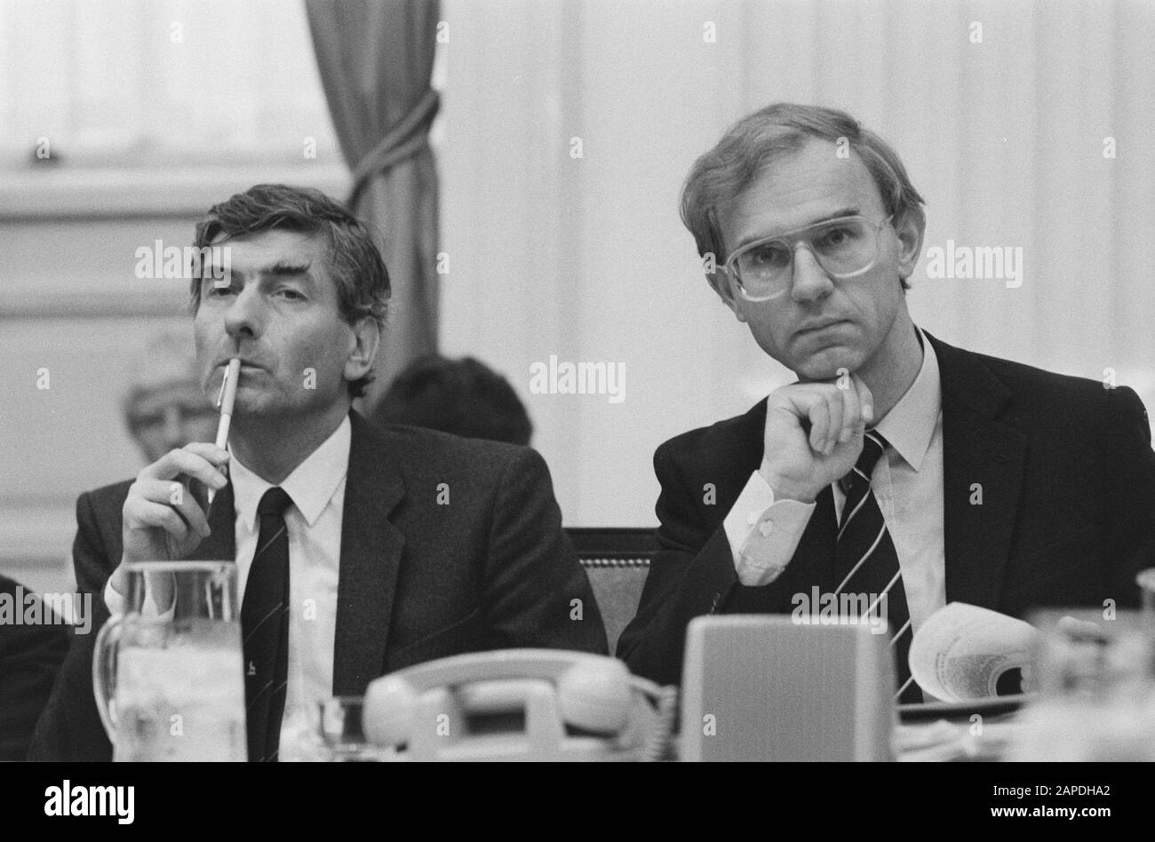 Allgemeine Überlegungen 1986; Premier Lubbers (l) und Minister Ruding während der Debatte Datum: 7. Oktober 1986 Schlüsselwörter: Politischer Personenname: Lubbers, Ruud, Ruding, Onno Stockfoto