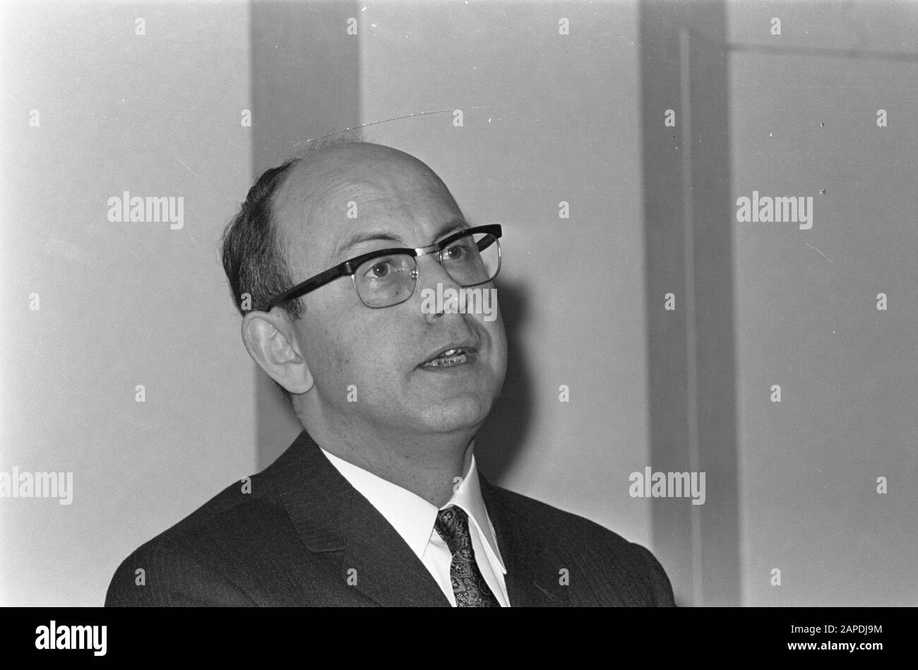 Mitgliederversammlung der VPRO im Congressgebouw den Haag dr. K.H. Roessingh (Vorsitzender VPRO), Überschrift Datum: 14. Dezember 1968 Ort: Den Haag, Zuid-Holland Schlüsselwörter: Mitgliederversammlungen, Vorsitzende Institution Name: Kongressgebäude, VPRO Stockfoto