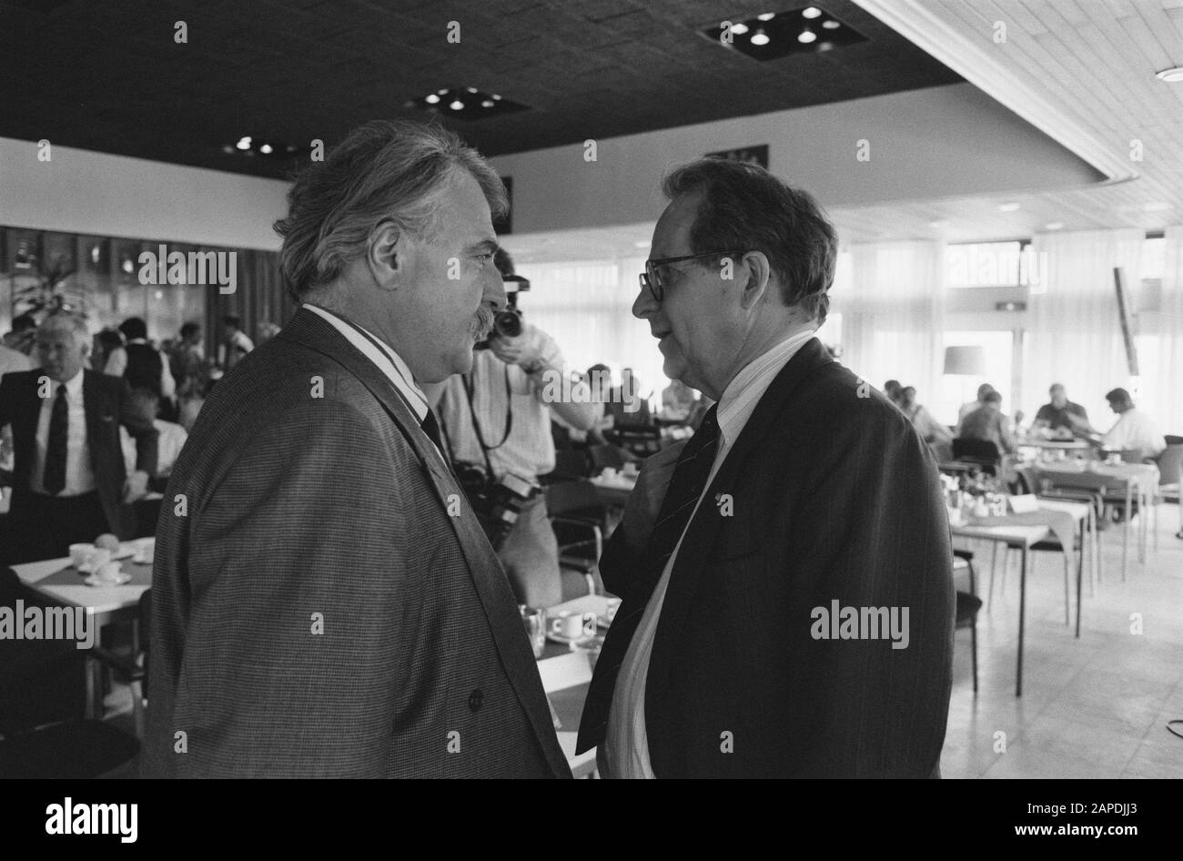 Hauptversammlung KNVB in Zeist; zurückgetretene Vorsitzende André van der Louw (l) im Gespräch mit Gerrit Brokx Datum: 22. Mai 1989 Ort: Utrechter, Zeist Schlüsselwörter: Sport, Tagungen, Fußball, Vorsitzende Personenname: Brokx, Gerrit, Louw, André van der Institutionname: KNVB Stockfoto