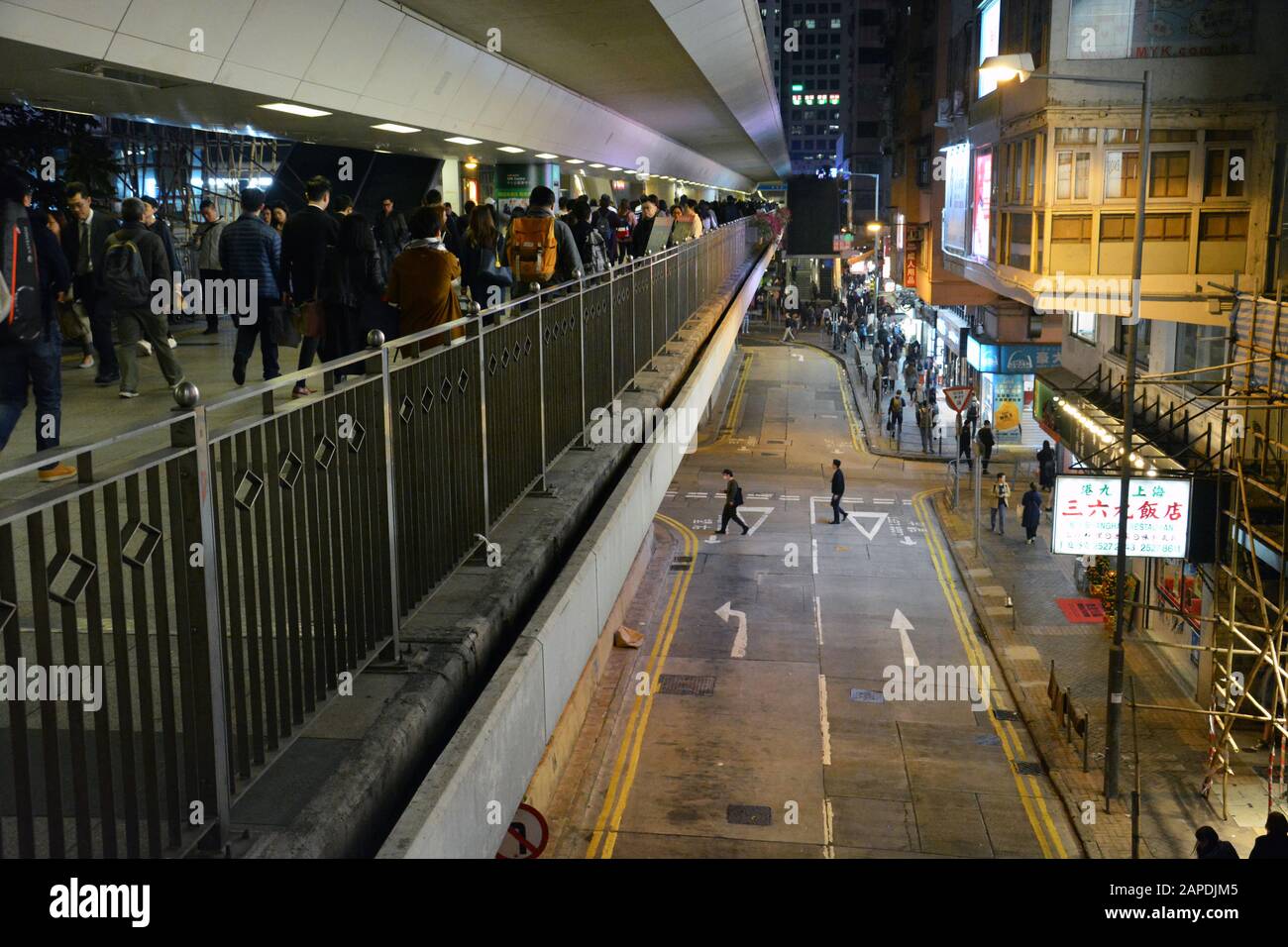 Blick auf die überfüllte Fußgängerüberführung über die O'Brian Road im Wan Chai Viertel in Hongkong. Stockfoto