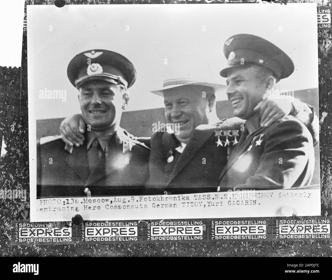 Chrusshev nimmt Titov und Gagarin auf Datum: 20. November 1961 Personenname: Chrusshev Nikita; Gagarin, Juri; Titov, Herman Stockfoto