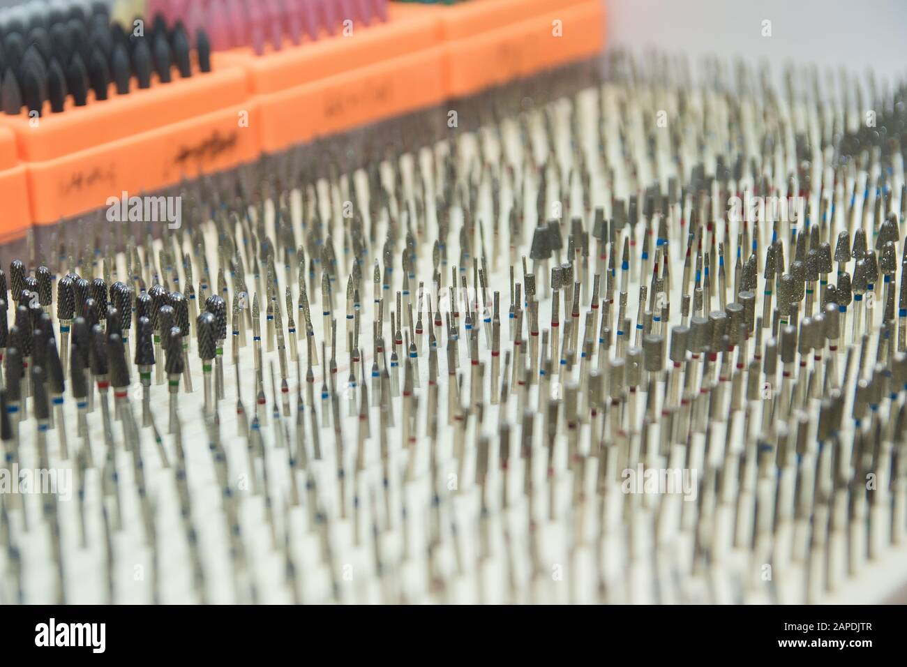 Viele diamant Fräser für Maniküre. Vielzahl von professionellen Tools für Maniküre und Pediküre. Stockfoto