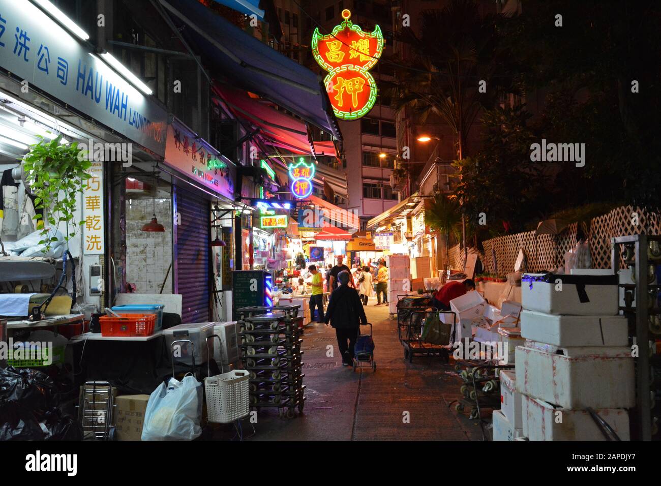 Blick auf einen Straßenmarkt im Viertel Wan Chai in Hongkong. Stockfoto