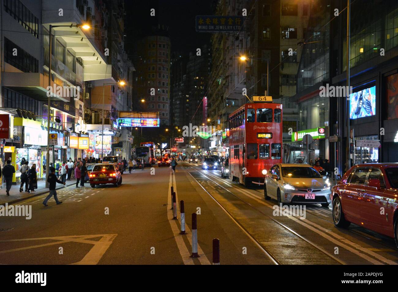 Blick auf die Hennessy Road während der Hauptverkehrszeit am Abend in der Wan Chai Nachbarschaft von Hongkong. Stockfoto