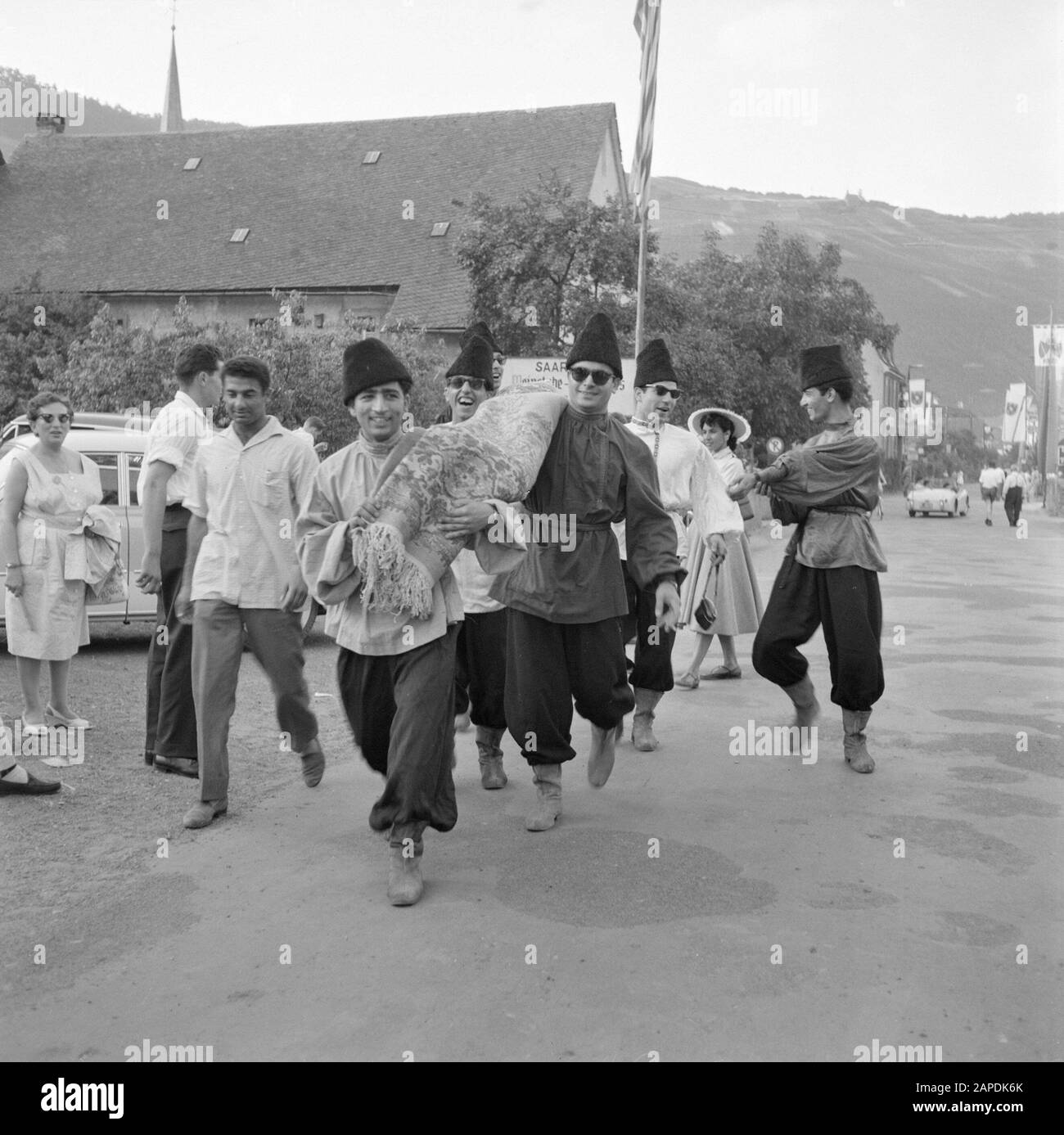 Mosel: Kostüm- und Weinfest Beschreibung: Männer als Perser verkleidet mit Teppich Datum: 4. Juli 1959 Ort: Deutschland, Kröv, Rheinland-Pfalz, Westdeutschland Schlagwörter: Kostüm, Paraden, Publikum, Teppiche, Volksfeste Stockfoto