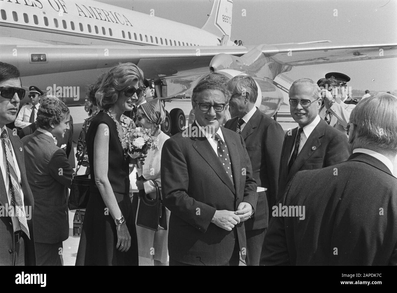 Am. Min. V Buza Business, Dr. Henry Kissinger besucht die Niederlande; Ankunft Schiphol, Kissinger mit Frau Nancy Datum: 11. August 1976 Ort: Noord-Holland, Schiphol Schlüsselwörter: Minister persönlicher Name: Dr. Henry Kissinger Stockfoto