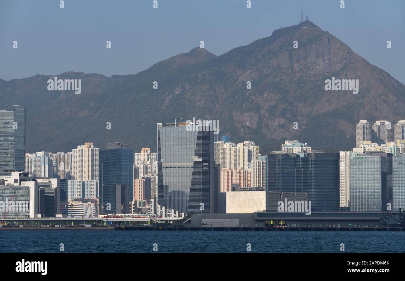 Hohe Gebäude in der Gegend von Kwun Tong in Hongkong, China mit Elephant Hill im Hintergrund. Stockfoto