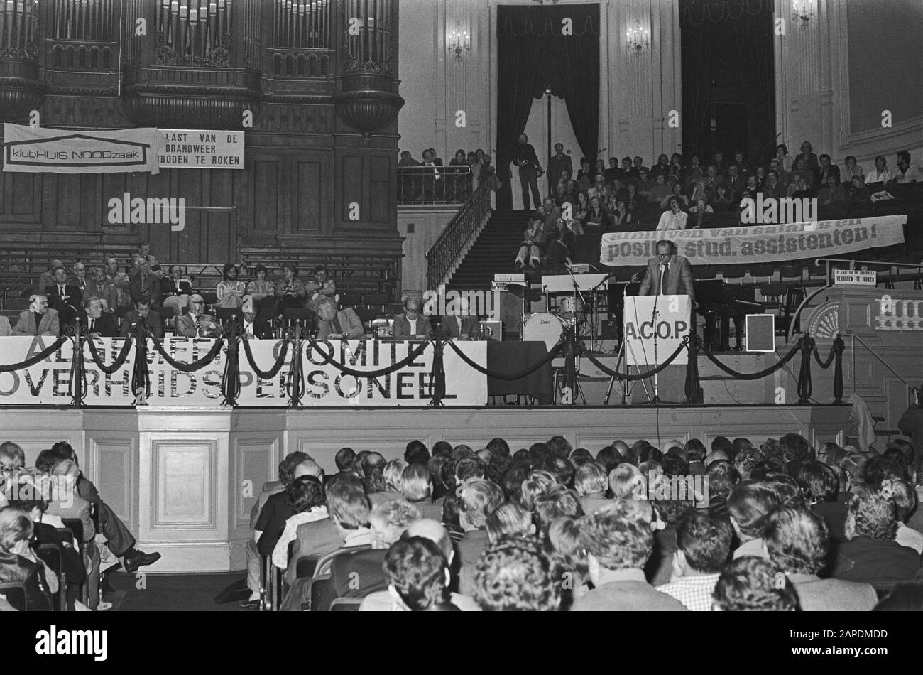 Protest der Beamten in Concertgebouw gegen die Sparregierung; Überblick über das Treffen Datum: 9. Oktober 1976 Stichwörter: AUGUSTING, KONZERTGEBÄUDE, Treffen Stockfoto