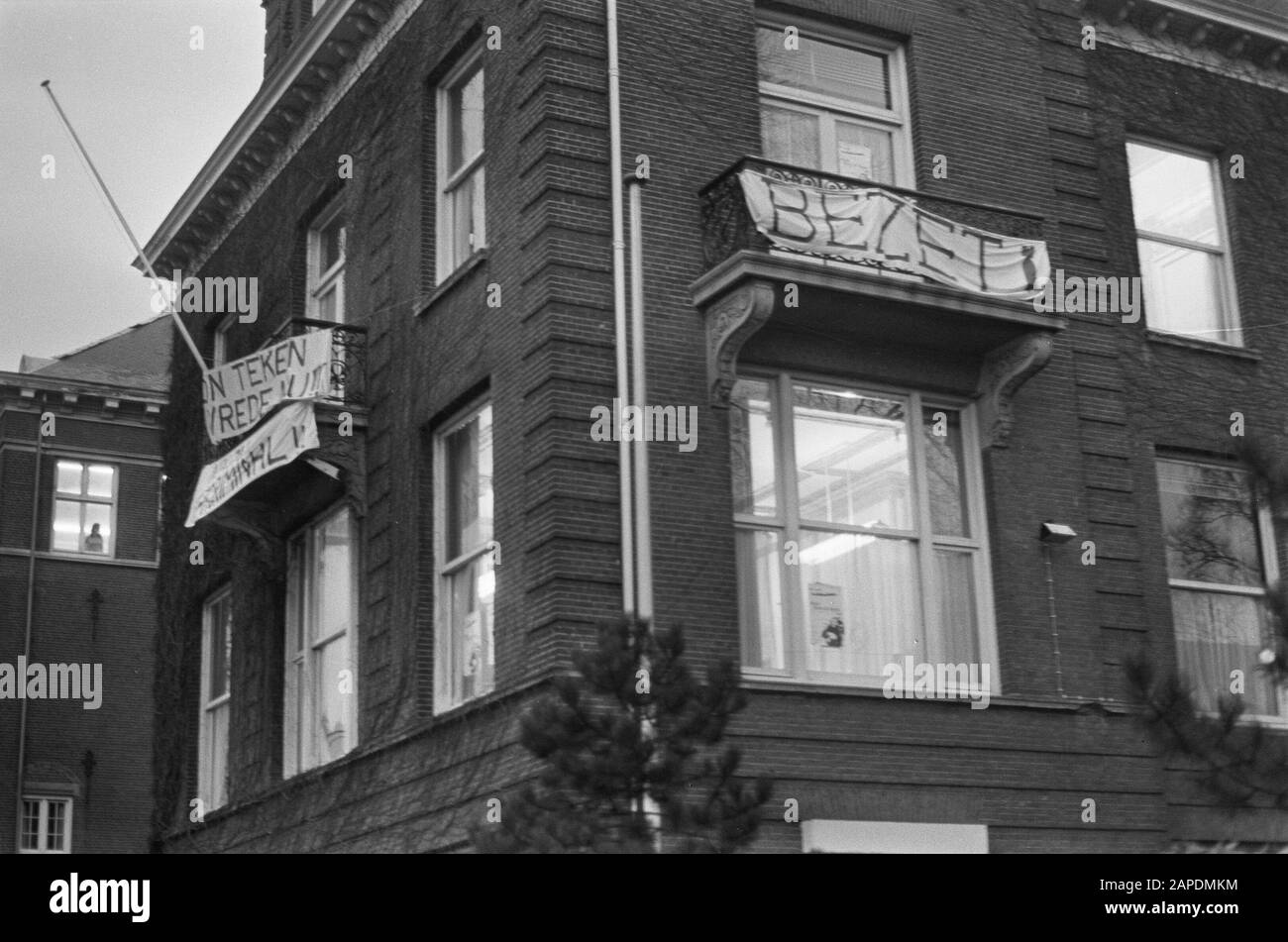 Amerikanisches Konsulat besetzt, Gebäude mit Bannern Datum: 15. Januar 1973 Schlüsselwörter: Konsulate, Banner, Berufe, Gebäude Stockfoto Amerikanisches Konsulat besetzt, Gebäude mit Bannern Datum: 15. Januar 1973 Schlüsselwörter: Konsulate, Banner, Berufe, Gebäude Stockfoto
