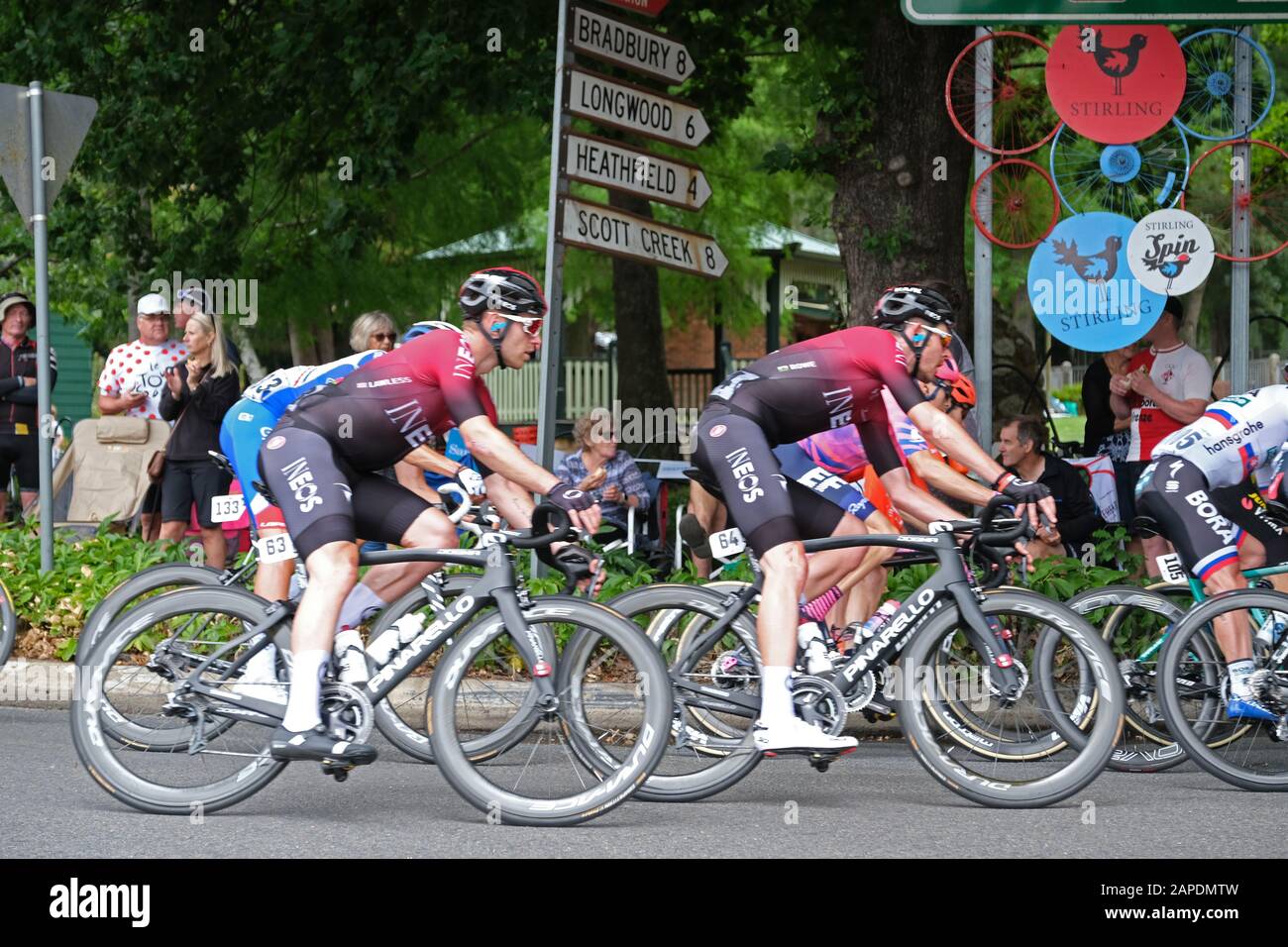 Fahrer, die in Stufe 2 der Tour 2020 Unter durch Stirling in den Adelaide Hills in Australien antreten Stockfoto