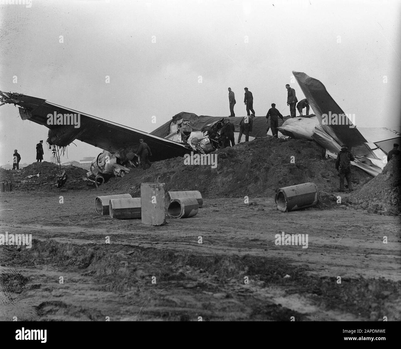 D6 PH-TKW Wilhelmina der KLM stürzte während eines Klassenflugs auf Schiphol Datum: 2. Mai 1948 Ort: Schiphol Schlagwörter: Flugzeug stürzt ab Stockfoto