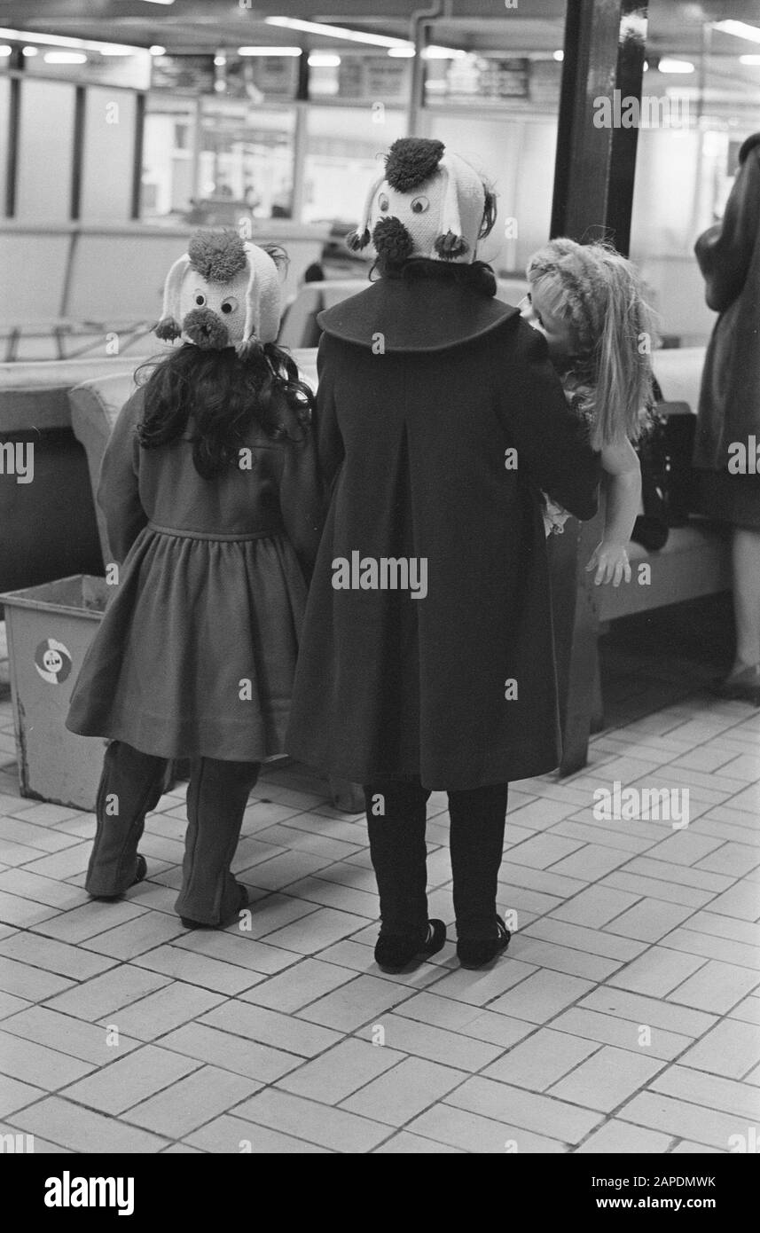 Amerikanische Kinder am Flughafen Schiphol. Zwei Kinder mit Popdatum: 23. Januar 1962 Ort: Noord-Holland, Schiphol Schlüsselwörter: Kinder Stockfoto