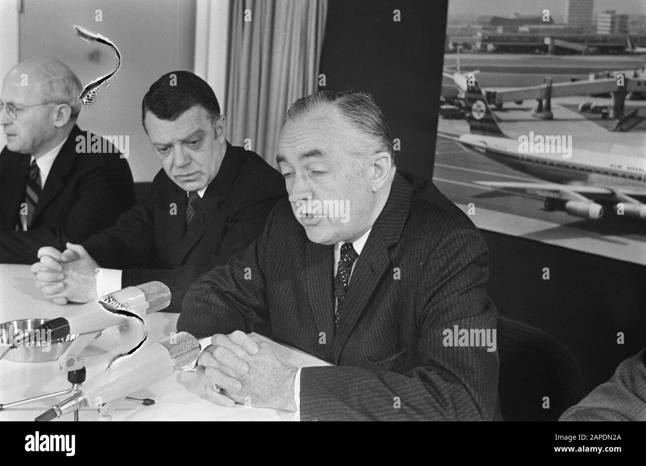 Der amerikanische Wirtschaftsminister M.H. Stans, begleitet von Houthakker, trifft auf Schiphol Nr. ein 14, 15, 16: L Smalley en r Stans Datum: 15. april 1969 Ort: Noord-Holland, Schiphol Schlüsselwörter: Ankunft, Minister persönlicher Name: Stans, M.H. Stockfoto