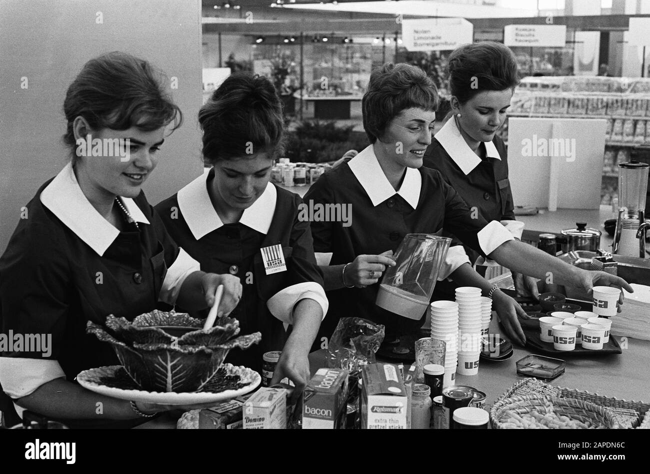 Amerikanische Ausstellung in RAI, eröffnet von Lyndon Johnson. Das Paar Timmeren aus Amerika spricht zum ersten Mal in den Niederlanden über die Daten der Farm: 6. November 1963 Standort: Amsterdam, Noord-Holland Schlüsselwörter: Paare, Ausstellungen persönlicher Name: Johnson Lyndon Institutionname: RAI Stockfoto